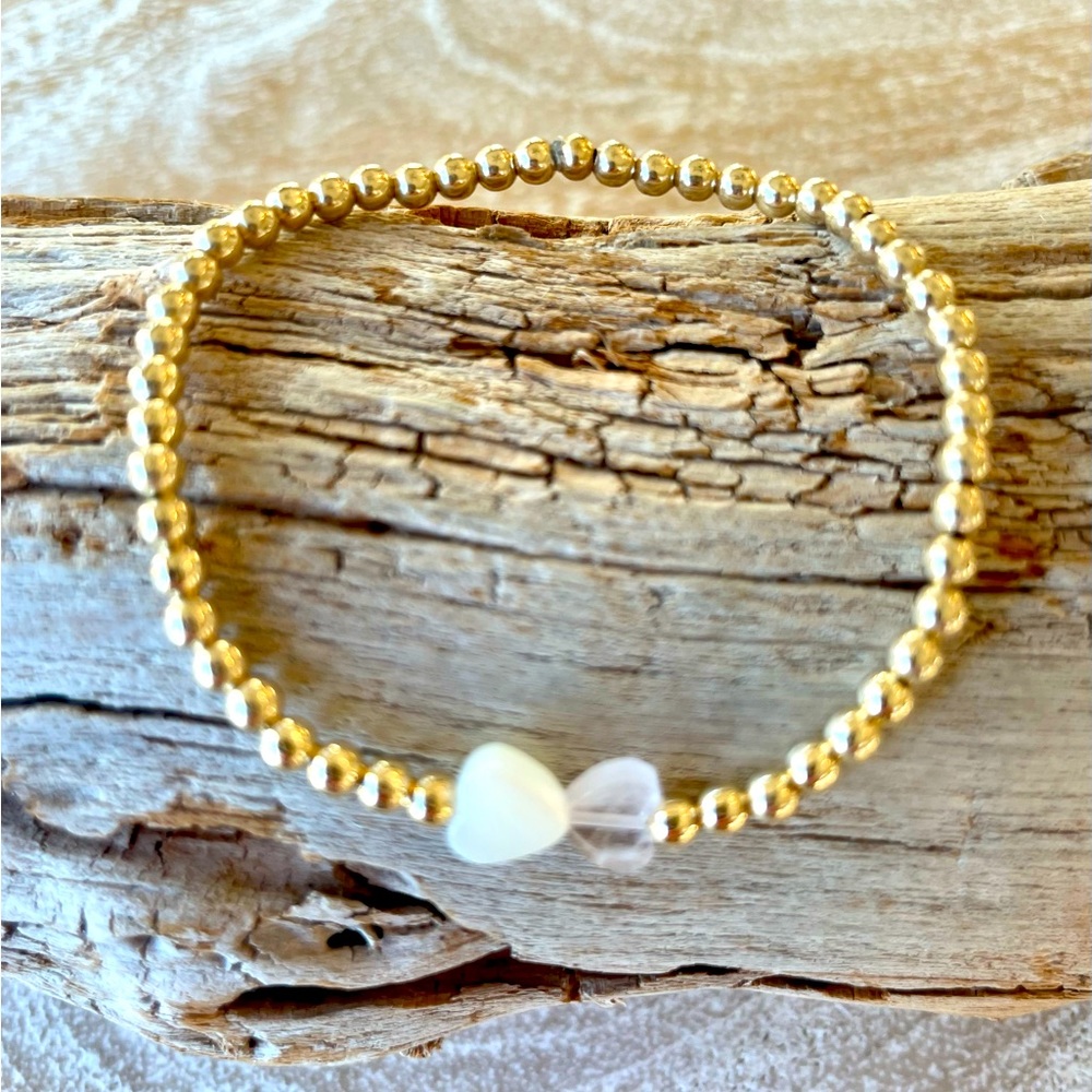 Heart 💘
Handmade 14k gold filled mother of pearl & quartz heart bracelet